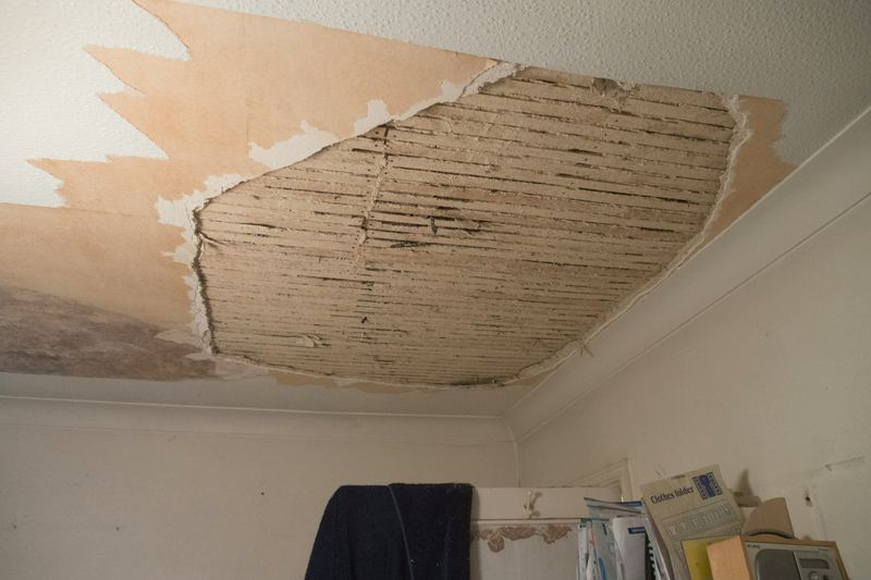 Åpnet tak for tørking etter vannskade